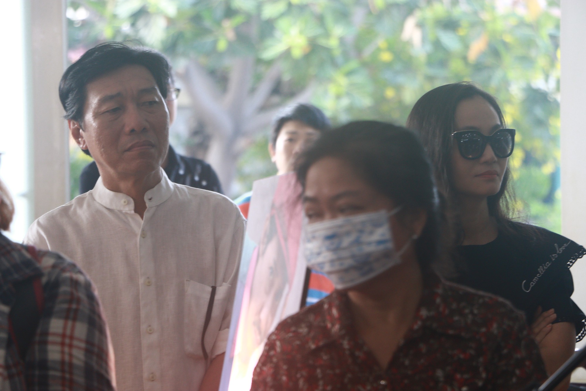 NSƯT Thành Lộc và nhiều đồng nghiệp nghẹn ngào đưa tiễn nghệ sĩ Lê Bình - Ảnh 9. NSƯT Thành Lộc và nhiều đồng nghiệp nghẹn ngào đưa tiễn nghệ sĩ Lê Bình - Ảnh 9.