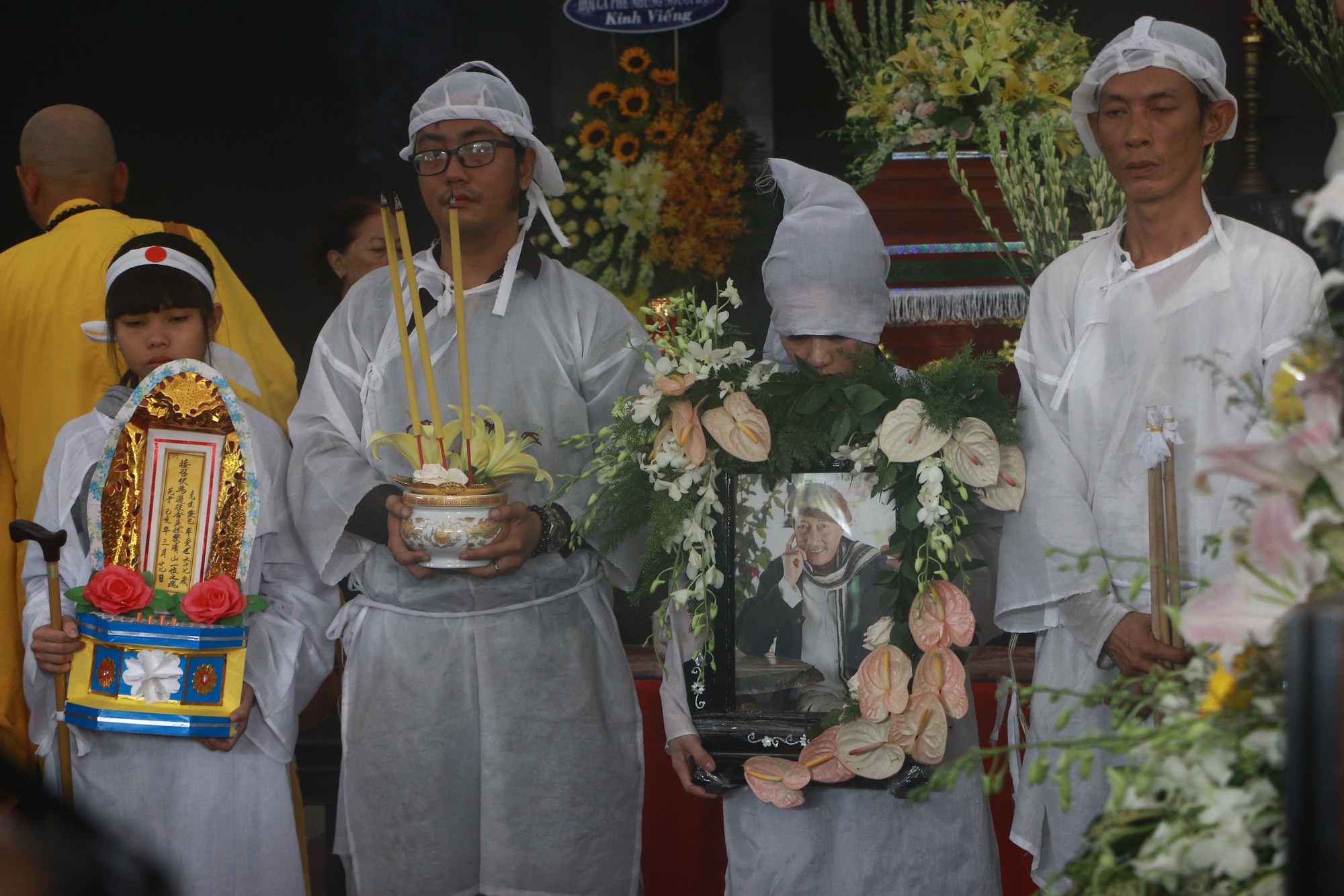 Con gái Lê Bình suy sụp, thất thần trong lễ động quan đưa thi hài cha về nơi an nghỉ - Ảnh 14. Con gái Lê Bình suy sụp, thất thần trong lễ động quan đưa thi hài cha về nơi an nghỉ - Ảnh 14.
