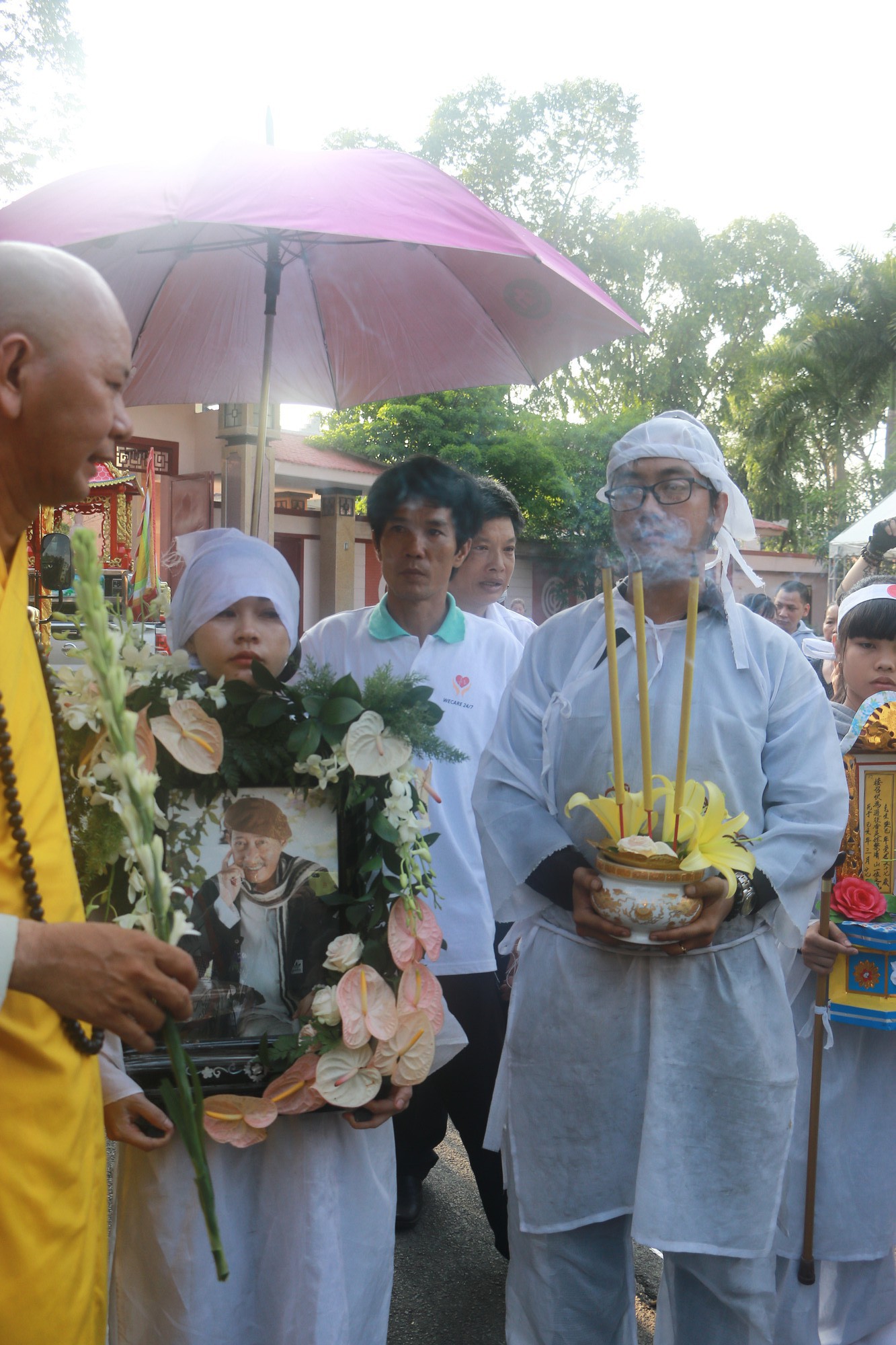 Tâm nguyện cuối của cố nghệ sĩ Lê Bình đã được gia đình thực hiện - Ảnh 2. Tâm nguyện cuối của cố nghệ sĩ Lê Bình đã được gia đình thực hiện - Ảnh 2.