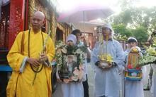 Con gái Lê Bình suy sụp, thất thần trong lễ động quan đưa thi hài cha về nơi an nghỉ