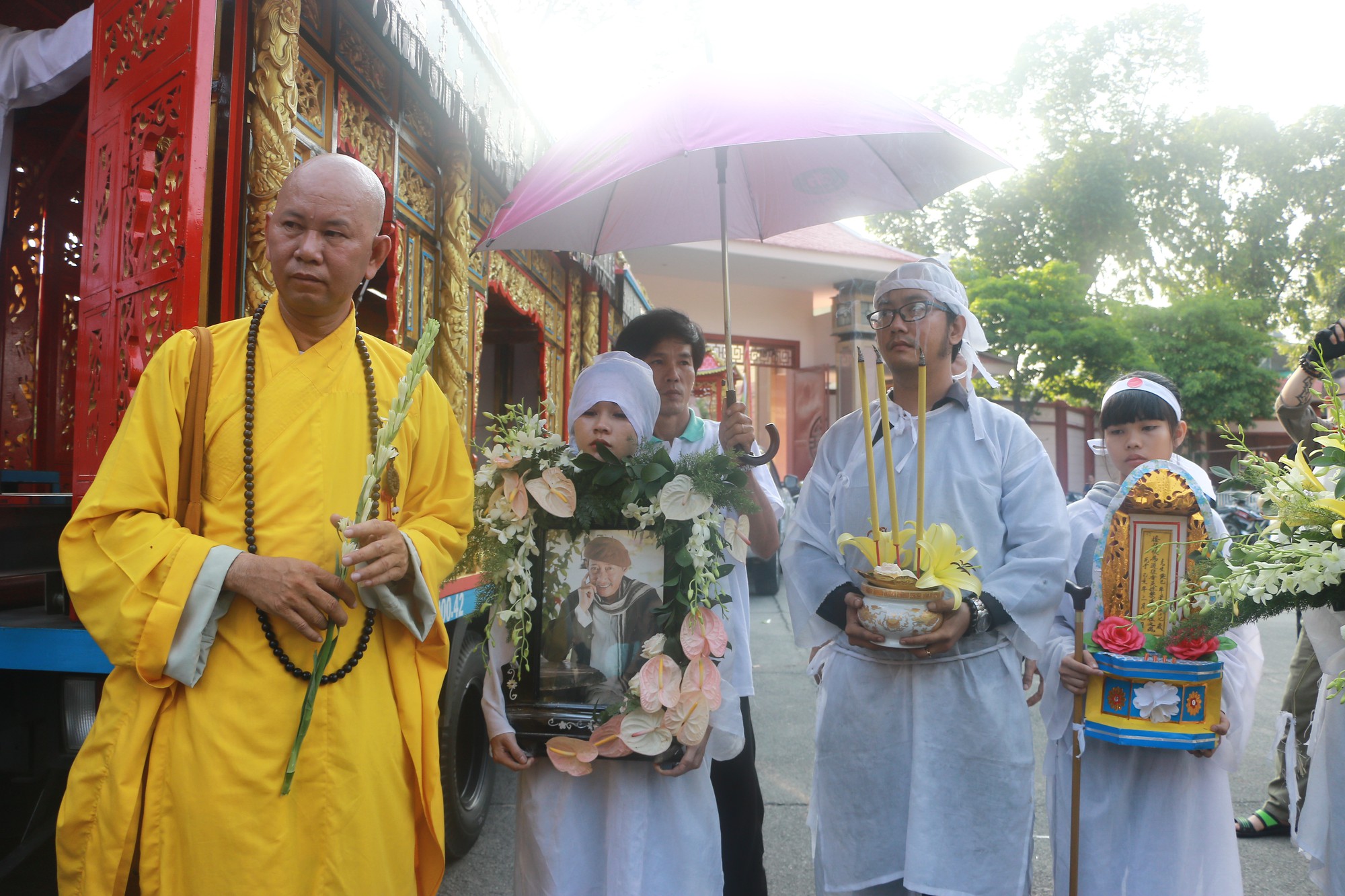 Con gái Lê Bình suy sụp, thất thần trong lễ động quan đưa thi hài cha về nơi an nghỉ - Ảnh 18. Con gái Lê Bình suy sụp, thất thần trong lễ động quan đưa thi hài cha về nơi an nghỉ - Ảnh 18.