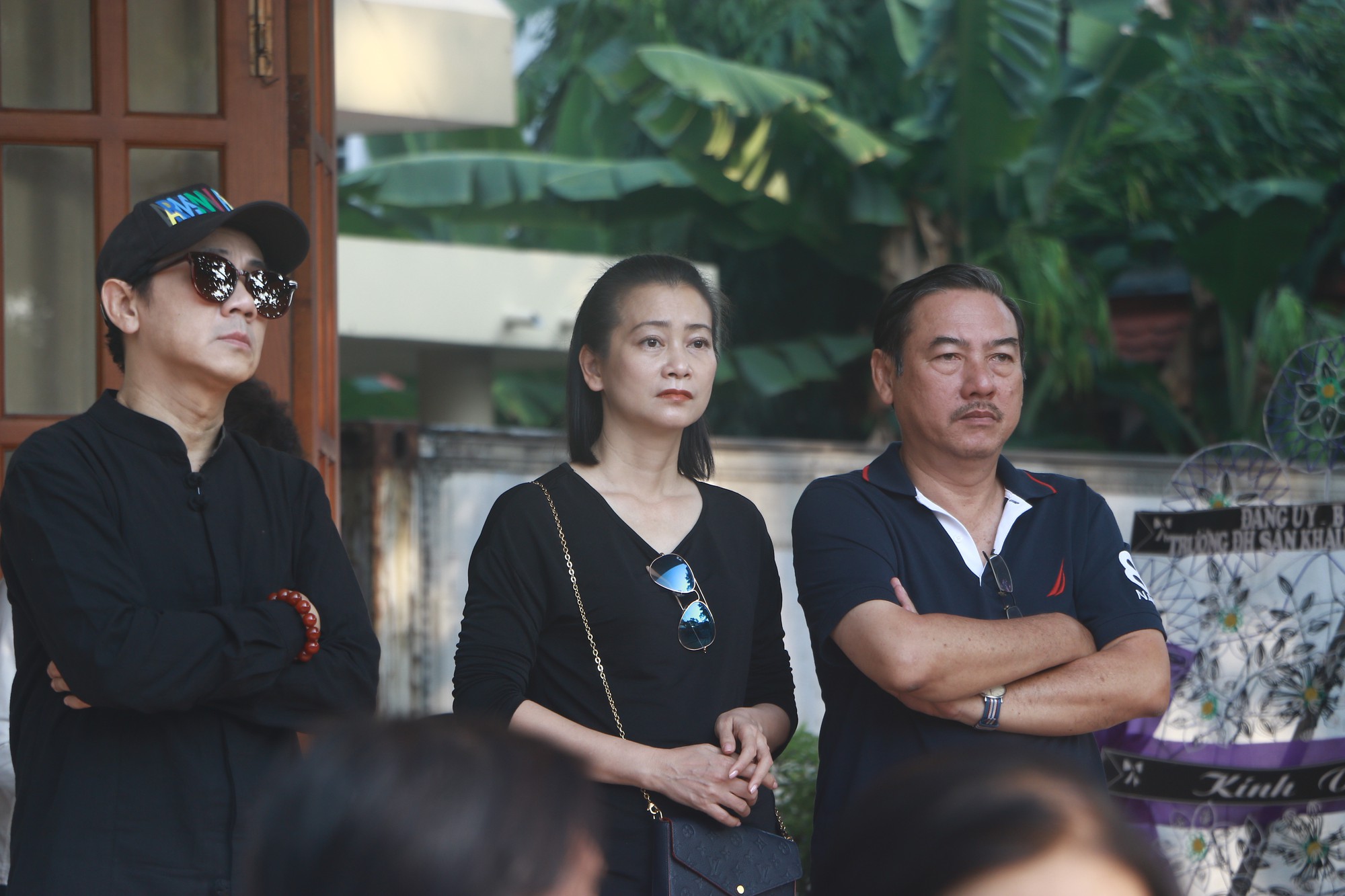 NSƯT Thành Lộc và nhiều đồng nghiệp nghẹn ngào đưa tiễn nghệ sĩ Lê Bình - Ảnh 13. NSƯT Thành Lộc và nhiều đồng nghiệp nghẹn ngào đưa tiễn nghệ sĩ Lê Bình - Ảnh 13.