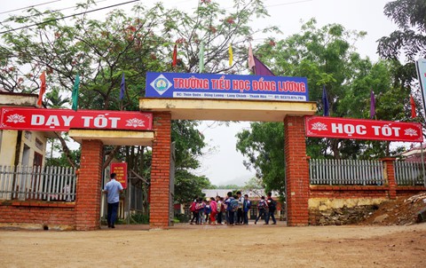 Trường vắng học sinh sau vụ kẻ cầm dao xông vào đâm 6 cô trò - Ảnh 1. Trường vắng học sinh sau vụ kẻ cầm dao xông vào đâm 6 cô trò - Ảnh 1.