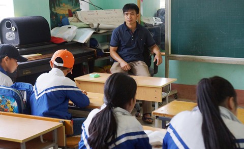 Trường vắng học sinh sau vụ kẻ cầm dao xông vào đâm 6 cô trò - Ảnh 10. Trường vắng học sinh sau vụ kẻ cầm dao xông vào đâm 6 cô trò - Ảnh 10.