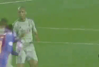 Hơn 4.000 người ký tên đòi UEFA treo giò Messi - Ảnh 2. Hơn 4.000 người ký tên đòi UEFA treo giò Messi - Ảnh 2.