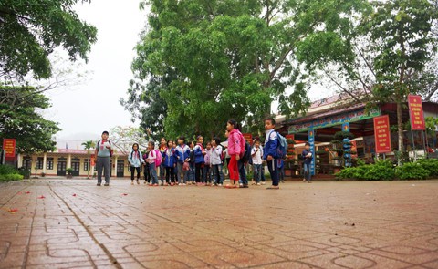 Trường vắng học sinh sau vụ kẻ cầm dao xông vào đâm 6 cô trò - Ảnh 2. Trường vắng học sinh sau vụ kẻ cầm dao xông vào đâm 6 cô trò - Ảnh 2.