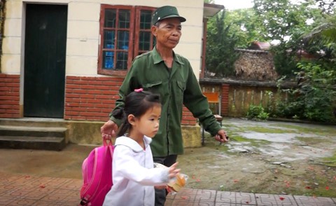 Trường vắng học sinh sau vụ kẻ cầm dao xông vào đâm 6 cô trò - Ảnh 3. Trường vắng học sinh sau vụ kẻ cầm dao xông vào đâm 6 cô trò - Ảnh 3.