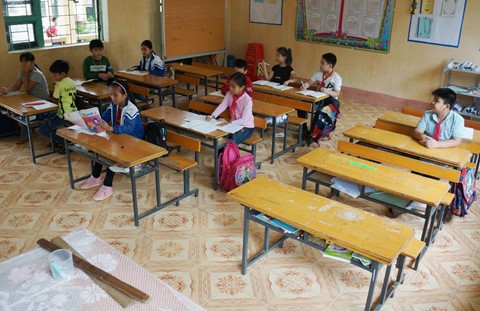 Trường vắng học sinh sau vụ kẻ cầm dao xông vào đâm 6 cô trò - Ảnh 6. Trường vắng học sinh sau vụ kẻ cầm dao xông vào đâm 6 cô trò - Ảnh 6.