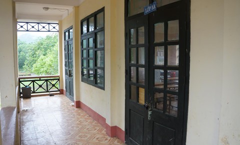 Trường vắng học sinh sau vụ kẻ cầm dao xông vào đâm 6 cô trò - Ảnh 8. Trường vắng học sinh sau vụ kẻ cầm dao xông vào đâm 6 cô trò - Ảnh 8.