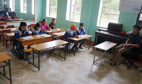 Trường vắng học sinh sau vụ kẻ cầm dao xông vào đâm 6 cô trò - Ảnh 9. Trường vắng học sinh sau vụ kẻ cầm dao xông vào đâm 6 cô trò - Ảnh 9.