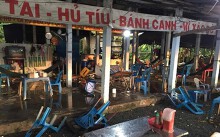 Chủ quán đánh khách đổ máu vì tô hủ tiếu 100 nghìn từng vác dao đuổi theo ô tô vì không ăn đĩa cơm 35 nghìn