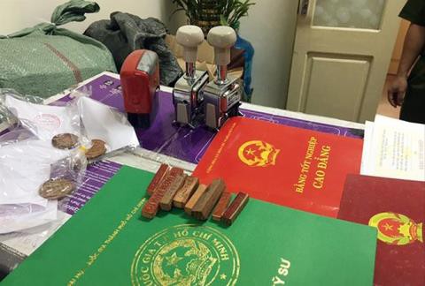 Phát hiện tấn bằng giả: Điều tra cán bộ mua bằng giả - Ảnh 1. Phát hiện tấn bằng giả: Điều tra cán bộ mua bằng giả - Ảnh 1.