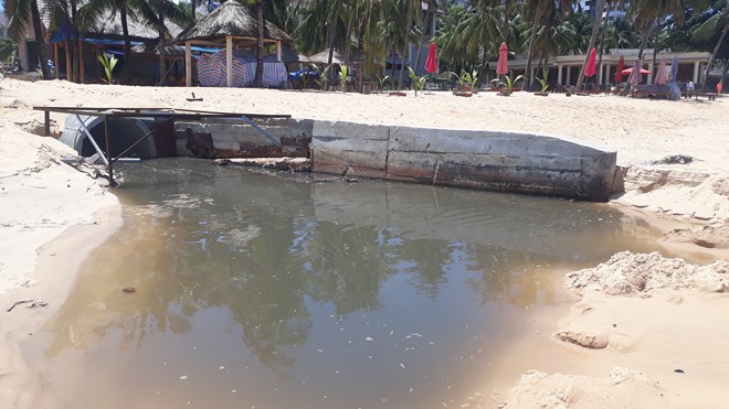 Du khách ớn lạnh khi quay dòng nước đen sì từ cống tràn ra biển Phú Quốc - Ảnh 2. Du khách ớn lạnh khi quay dòng nước đen sì từ cống tràn ra biển Phú Quốc - Ảnh 2.