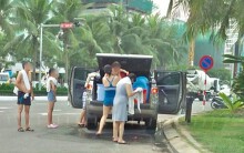 Gia đình lái ô tô, đem nước ngọt tắm ven đường Đà Nẵng là hành vi 'đáng xấu hổ'?