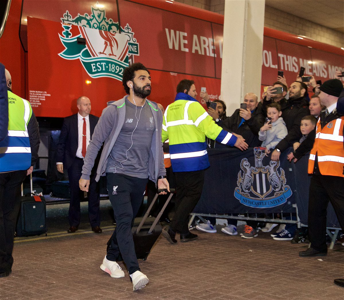 Salah chấn thương, siêu dự bị lên tiếng, Liverpool thắng nhọc Newcastle - Ảnh 3. Salah chấn thương, siêu dự bị lên tiếng, Liverpool thắng nhọc Newcastle - Ảnh 3.
