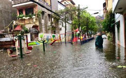 Hà Nội mùa này, phố bỗng như sông...