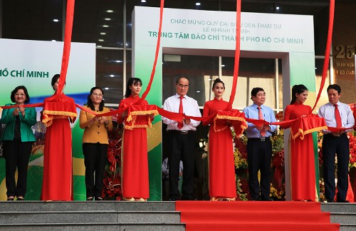 TP HCM khánh thành trung tâm báo chí đầu tiên cả nước - Ảnh 1.