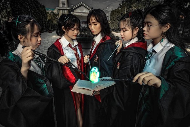 Ảnh kỉ yếu theo phong cách poster phim nổi tiếng của teen Gia Lai - Ảnh 1. Ảnh kỉ yếu theo phong cách poster phim nổi tiếng của teen Gia Lai - Ảnh 1.