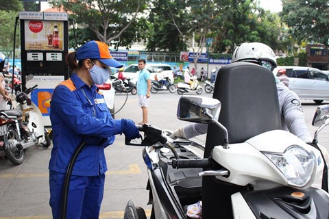 Giá xăng đang ‘cõng’ bao nhiêu thuế phí? - Ảnh 2. Giá xăng đang ‘cõng’ bao nhiêu thuế phí? - Ảnh 2.