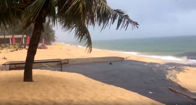 Du khách ớn lạnh khi quay dòng nước đen sì từ cống tràn ra biển Phú Quốc - Ảnh 5. Du khách ớn lạnh khi quay dòng nước đen sì từ cống tràn ra biển Phú Quốc - Ảnh 5.
