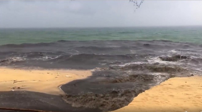 Du khách ớn lạnh khi quay dòng nước đen sì từ cống tràn ra biển Phú Quốc - Ảnh 1. Du khách ớn lạnh khi quay dòng nước đen sì từ cống tràn ra biển Phú Quốc - Ảnh 1.