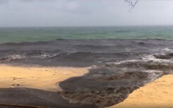 Du khách 'ớn lạnh' khi quay dòng nước đen sì từ cống tràn ra biển Phú Quốc