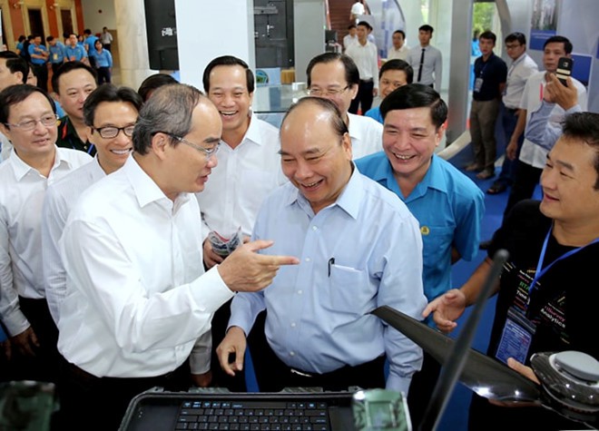 Thủ tướng Nguyễn Xuân Phúc: Lắng nghe lời góp ý từ chính trái tim người công nhân - Ảnh 1. Thủ tướng Nguyễn Xuân Phúc: Lắng nghe lời góp ý từ chính trái tim người công nhân - Ảnh 1.