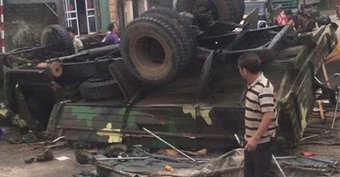 Xe quân đội bất ngờ lật trên đường, 30 chiến sĩ bị thương - Ảnh 1. Xe quân đội bất ngờ lật trên đường, 30 chiến sĩ bị thương - Ảnh 1.
