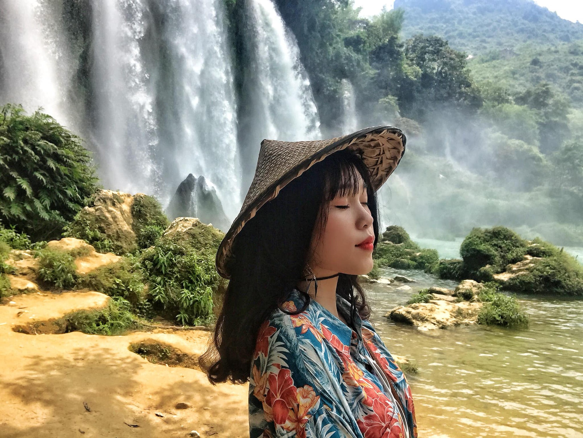 Học cách trốn nắng của cô nàng 9x: Đến Cao Bằng check-in chỉ với 1 triệu đồng - Ảnh 1. Học cách trốn nắng của cô nàng 9x: Đến Cao Bằng check-in chỉ với 1 triệu đồng - Ảnh 1.