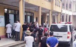 Hòa Bình: Cột bê tông của trường học từ tầng 2 rơi xuống, 2 học sinh lớp 8 nhập viện