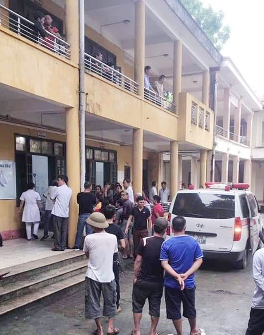Hòa Bình: Cột bê tông của trường học từ tầng 2 rơi xuống, 2 học sinh lớp 8 nhập viện - Ảnh 1. Hòa Bình: Cột bê tông của trường học từ tầng 2 rơi xuống, 2 học sinh lớp 8 nhập viện - Ảnh 1.