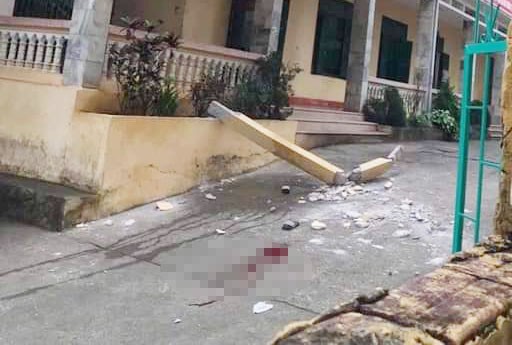 Hòa Bình: Cột bê tông của trường học từ tầng 2 rơi xuống, 2 học sinh lớp 8 nhập viện - Ảnh 2. Hòa Bình: Cột bê tông của trường học từ tầng 2 rơi xuống, 2 học sinh lớp 8 nhập viện - Ảnh 2.