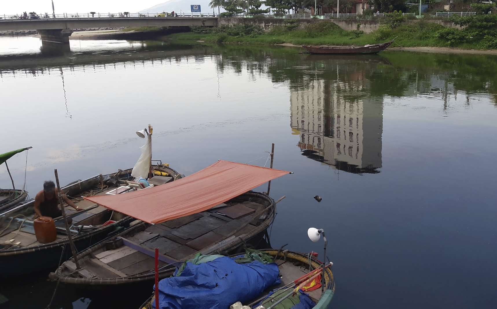 Nước thải đen ngòm hôi thối, người dân Đà Nẵng phải đóng cửa ăn cơm - Ảnh 2. Nước thải đen ngòm hôi thối, người dân Đà Nẵng phải đóng cửa ăn cơm - Ảnh 2.