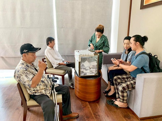 Gia đình nghệ sĩ Lê Bình từ thiện gần 300 triệu đồng tiền phúng điếu - Ảnh 2. Gia đình nghệ sĩ Lê Bình từ thiện gần 300 triệu đồng tiền phúng điếu - Ảnh 2.