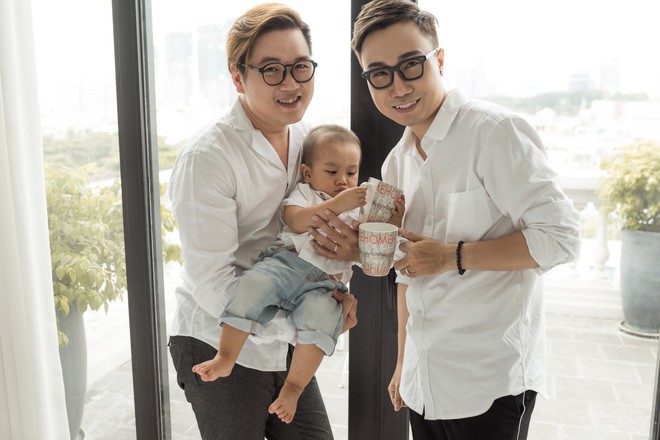 Những cặp đồng tính minh chứng cho tình yêu bền lâu của cộng đồng LGBT - Ảnh 11. Những cặp đồng tính minh chứng cho tình yêu bền lâu của cộng đồng LGBT - Ảnh 11.
