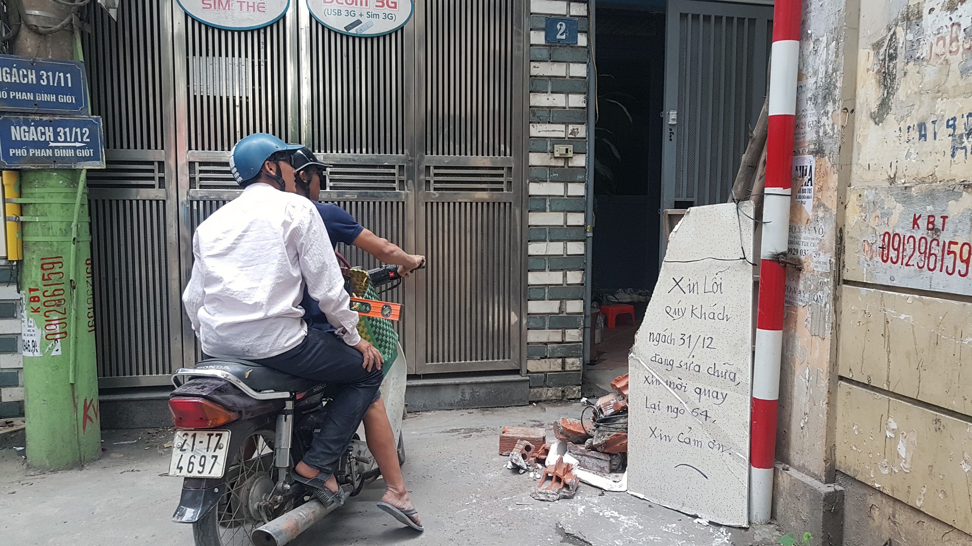 Vụ dân tự dựng barie ngăn xe máy đi qua ngách phố ở Hà Nội: Tôi đang cho cán bộ xuống tháo dỡ - Ảnh 2. Vụ dân tự dựng barie ngăn xe máy đi qua ngách phố ở Hà Nội: Tôi đang cho cán bộ xuống tháo dỡ - Ảnh 2.