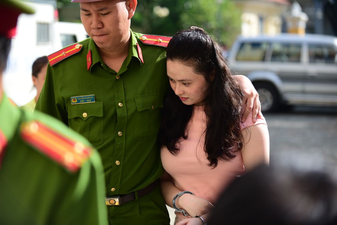 Hotgirl Ngọc Miu phát tướng đến tòa cùng người tình Văn Kính Dương trong phiên xử đại án ma túy - Ảnh 2.