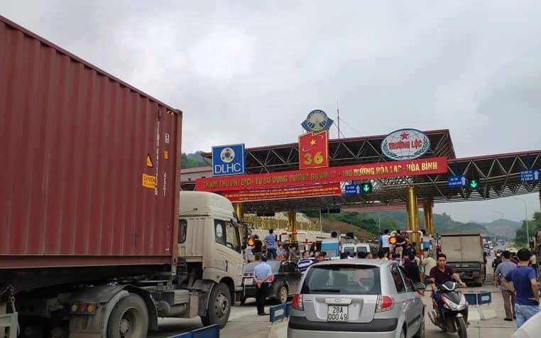 Thu phí được 5 ngày, BOT Hòa Lạc - Hòa Bình phải xả trạm - Ảnh 1. Thu phí được 5 ngày, BOT Hòa Lạc - Hòa Bình phải xả trạm - Ảnh 1.