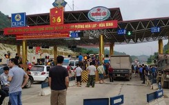BOT Hòa Lạc - Hòa Bình: Nhiều xe cố tình dừng ở làn thu phí, có người lăng mạ lãnh đạo trạm