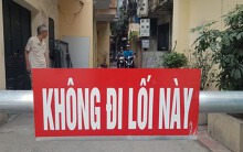 Ngách phố ở Hà Nội bất ngờ lắp barie khiến xe máy phải quay đầu