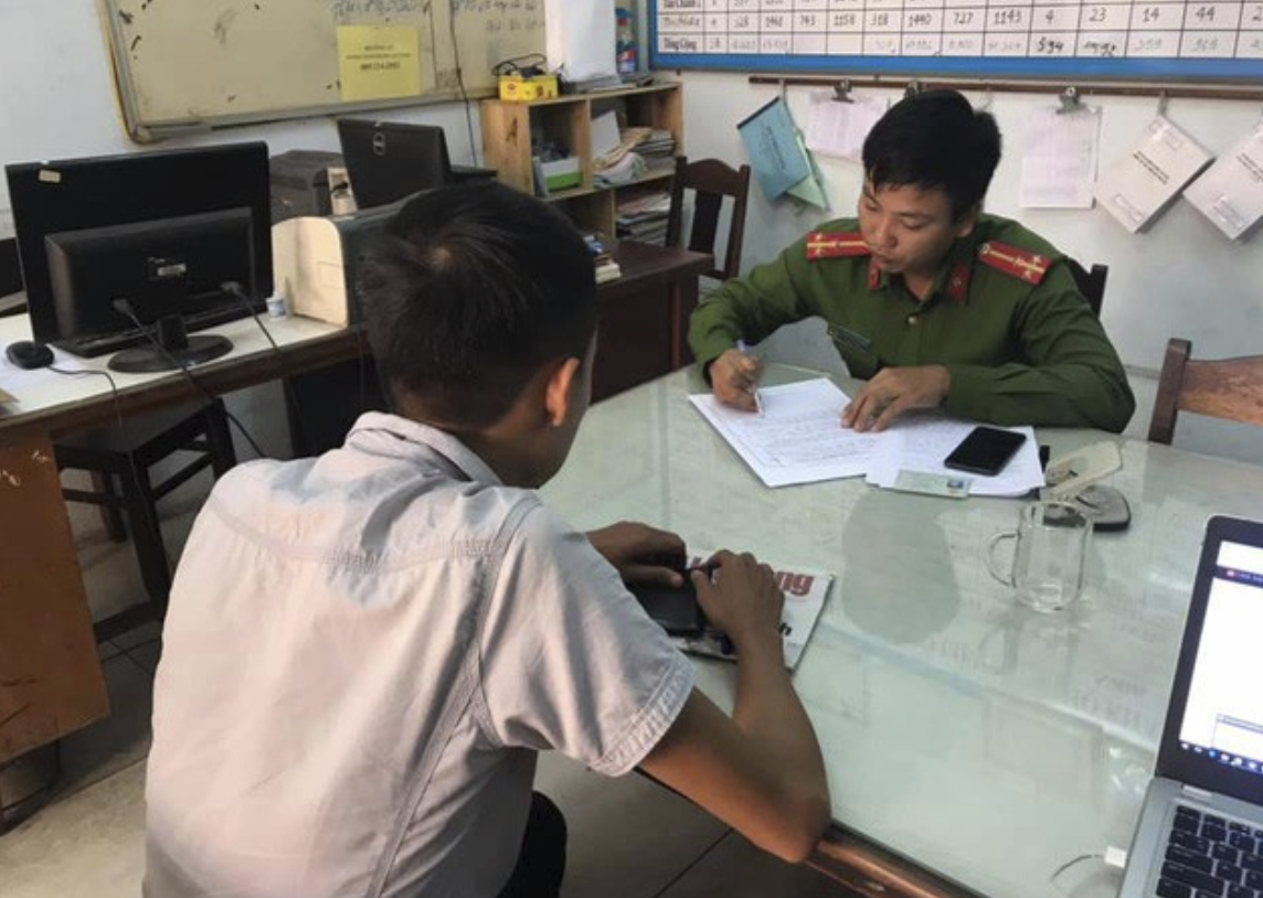 Phạt 2,5 triệu đồng người hành hung phóng viên báo Người Lao Động tại Đà Nẵng - Ảnh 1.