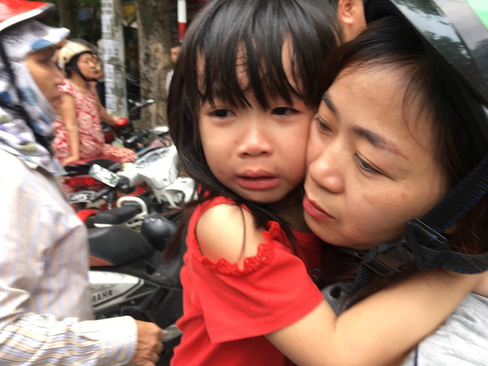 Trường mầm non cháy giữa trưa, người dân phá cửa giải cứu hàng trăm học sinh - Ảnh 2.