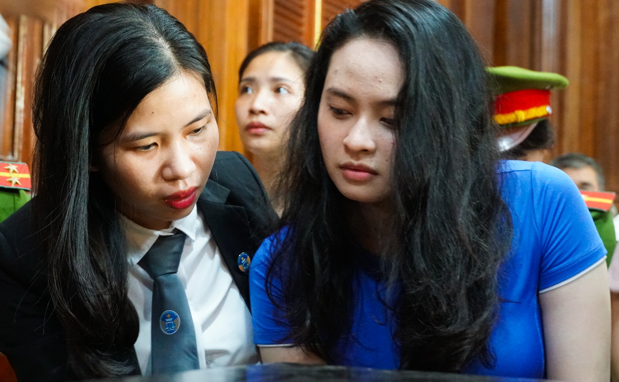 Con trai 3 tuổi của Văn Kính Dương và hotgirl Ngọc Miu: Chờ mẹ trước cổng tòa nhưng không thể gọi mẹ ơi - Ảnh 2. Con trai 3 tuổi của Văn Kính Dương và hotgirl Ngọc Miu: Chờ mẹ trước cổng tòa nhưng không thể gọi mẹ ơi - Ảnh 2.