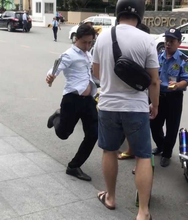 Dân mạng phản ứng với tài xế taxi rút côn đòi đánh khách Nhật - Ảnh 1. Dân mạng phản ứng với tài xế taxi rút côn đòi đánh khách Nhật - Ảnh 1.