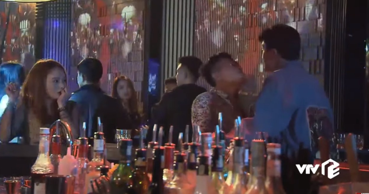 Về nhà đi con tập 21: Thư làm ăn thất bát phải sang nhượng cửa hàng, Vũ nổi cáu với gã sở khanh vì ghen? - Ảnh 13. Về nhà đi con tập 21: Thư làm ăn thất bát phải sang nhượng cửa hàng, Vũ nổi cáu với gã sở khanh vì ghen? - Ảnh 13.