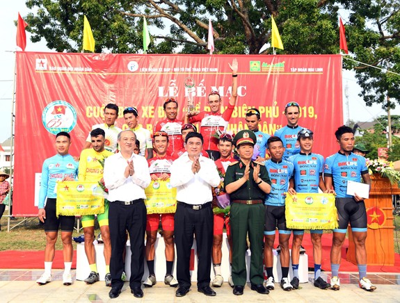 Cuộc đua xe đạp về Điện Biên Phủ thành công với mục tiêu kép - Ảnh 1. Cuộc đua xe đạp về Điện Biên Phủ thành công với mục tiêu kép - Ảnh 1.
