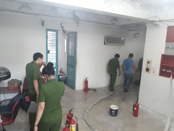 Mâu thuẫn làm ăn, đem xăng tới đốt nhà chung cư - Ảnh 2. Mâu thuẫn làm ăn, đem xăng tới đốt nhà chung cư - Ảnh 2.