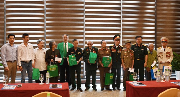 Cuộc đua xe đạp về Điện Biên Phủ thành công với mục tiêu kép - Ảnh 2. Cuộc đua xe đạp về Điện Biên Phủ thành công với mục tiêu kép - Ảnh 2.