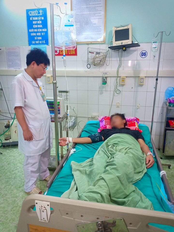 Lưỡi tê, da tái nhợt, ngừng thở từng cơn sau khi uống rượu ngâm củ ấu tẩu: Người đàn ông kể lại trải nghiệm suýt chết nhớ đời - Ảnh 1.