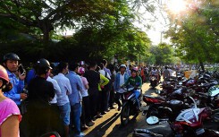 Chen chúc đăng kí tiêm vắc xin cho trẻ: Chỉ có 1100 liều, cả ngàn người công cốc ra về
